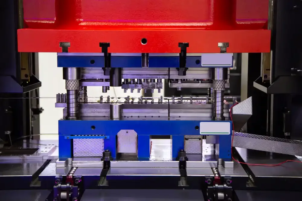 Hydraulic press stamping machine for forming metal sheet